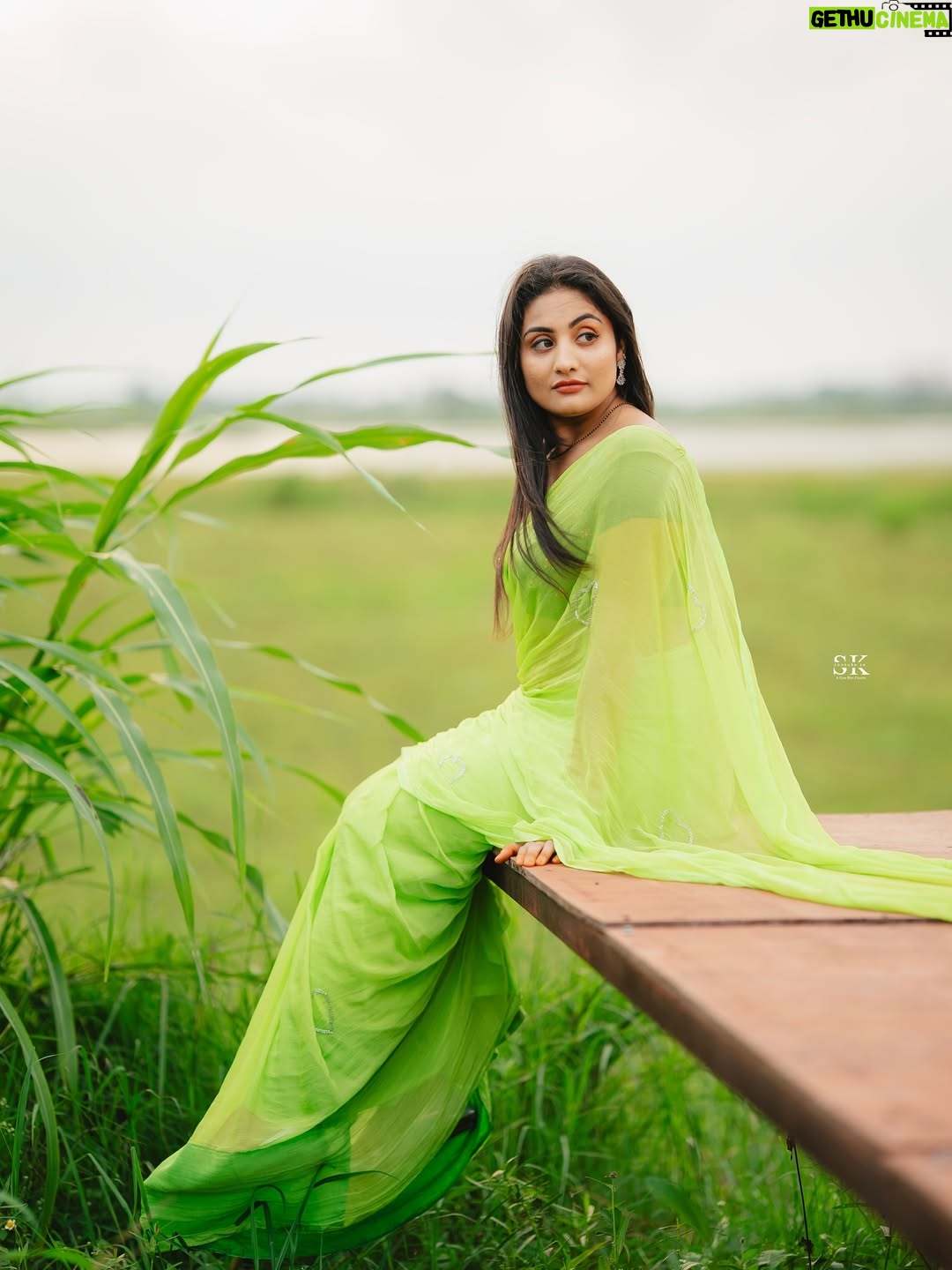 Isha Gangore - 4.5K Likes - “Sometimes happiness is just in the open sky, fresh breeze, and the freedom to be yourself.” 🌿✨

#NatureVibes #SareeLove #DesiVibes #InFrame #SoulfulVibes #TimelessBeauty #DesiSwag #PhotographyLovers #IndianBeauty #PortraitVision #MoodyGrams #SareeNotSari #VisualsOfLife #LensCulture #FramesOfMind