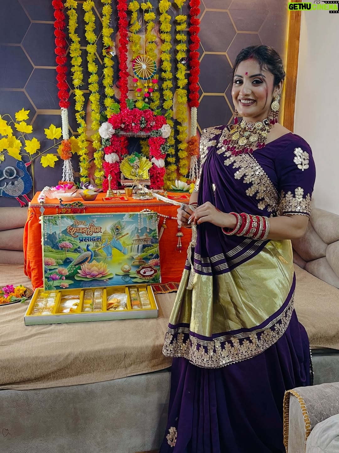 Isha Gangore - 8.7K Likes - मेरा लल्ला 🦚🪈🥹 @ishu_gangore 
saree @shree_creation_hub 
necklace @kesha_jewellry