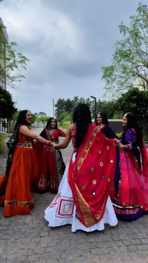 Isha Gangore Instagram - sare pagal ek sath 😂🤣 @ishu_gangore #explore #foryoupage #reelsinstagram #trendingreels #reelkrofeelkro