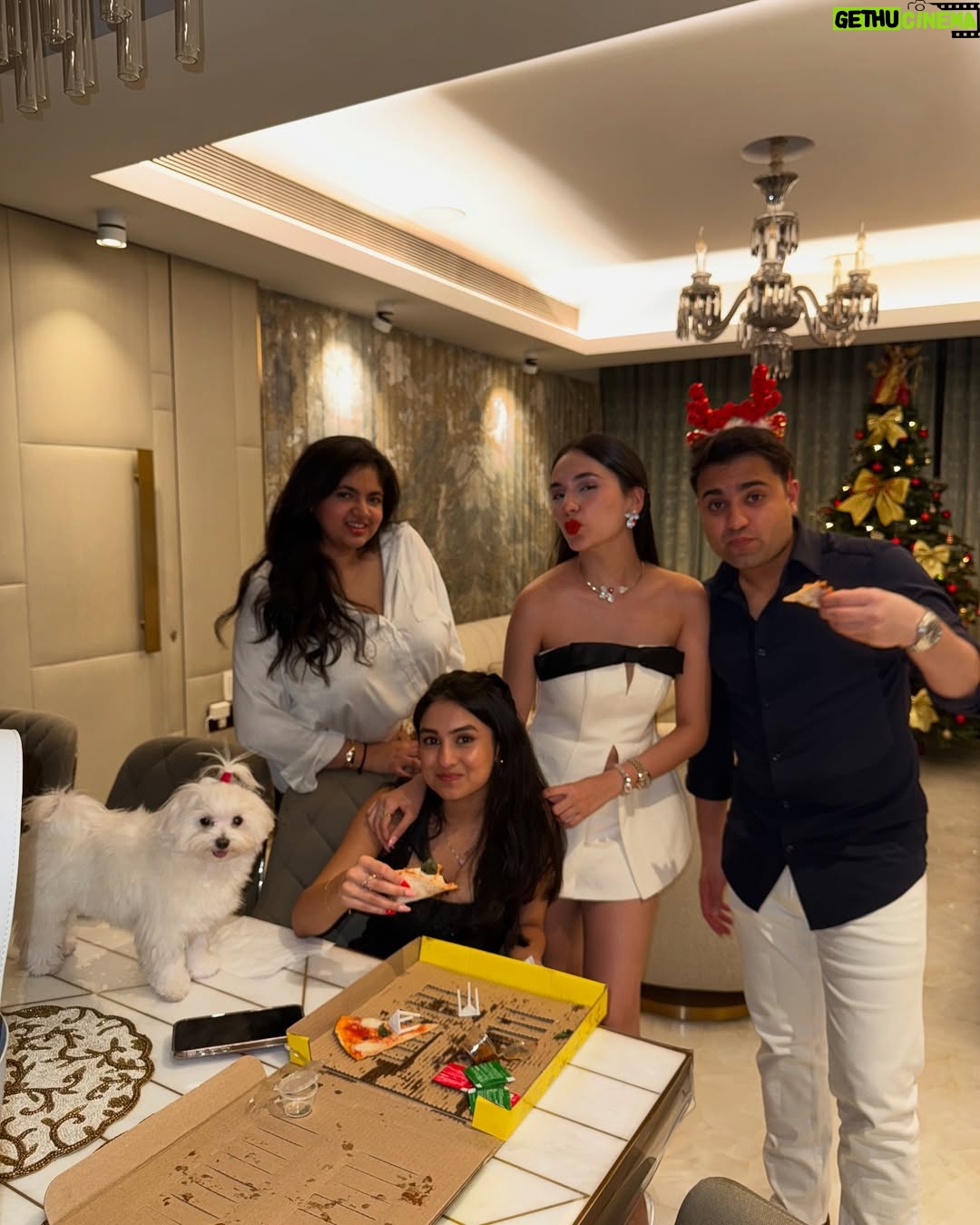 Ishika Bhargava - 17.4K Likes - Christmas dump 🎄🎅
Dress @meshki