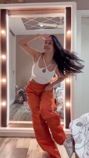Ishika Bhargava Instagram - And we twist again 🤭💃🪩
D.C- @ishika_bhargava 
#ishikabhargavachoreography