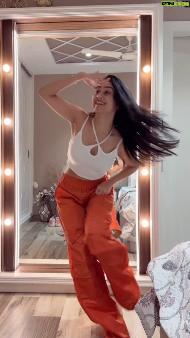Ishika Bhargava - 40.2K Likes - And we twist again 🤭💃🪩
D.C- @ishika_bhargava 
#ishikabhargavachoreography