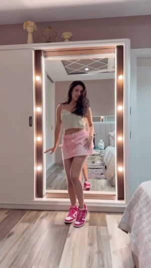 Ishika Bhargava Instagram - Ofc had to go all pink for this song 💕 throwback kat songs are my fav 💘 #ishikabhargavachoreography