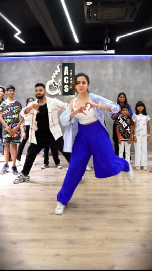 Ishpreet Dang Instagram - Dancing to this fab choreo after one year with @tejasdhoke11 
What an amazing workshop 😃♥️🔥

#reels #mujhkoyaadsatayeteri #tejpreet #ishpreetdang #instagram