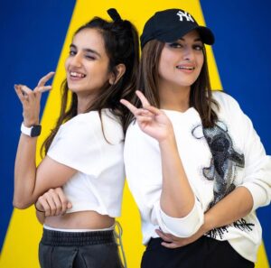 Ishpreet Dang Instagram - Ok Here’s my small journey..♥️
The limit is up to 10 photos I think.. so couldn’t share all the celebrities pictures but in next post definitely will share ♥️
#throwback
#instagood #celebrity #photography #memories #instagram #instadaily
