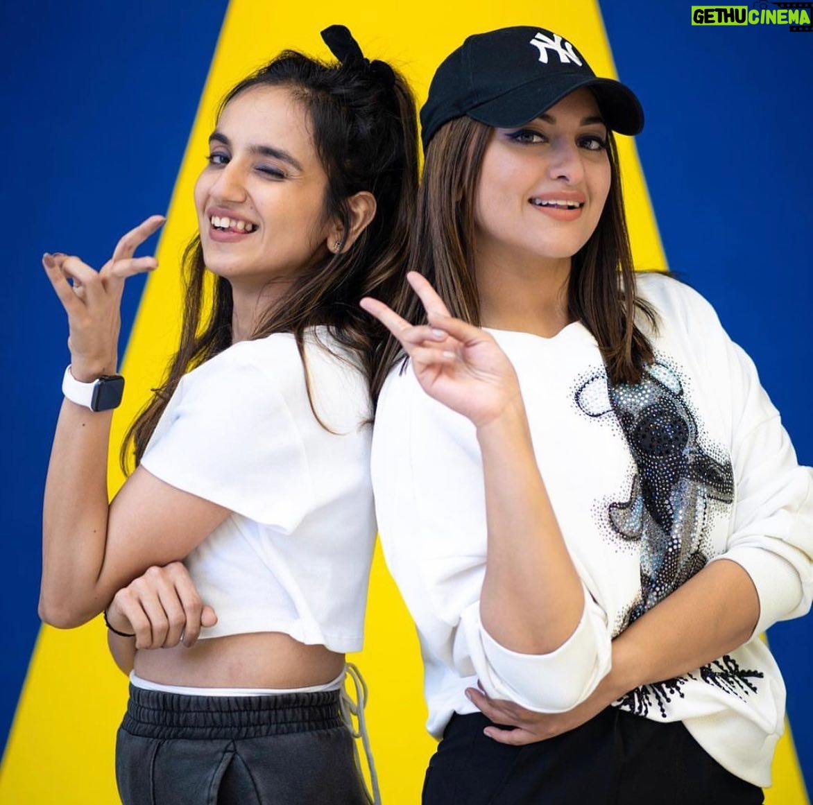 Ishpreet Dang - 100.9K Likes - Ok Here’s my small journey..♥️
The limit is up to 10 photos I think.. so couldn’t share all the celebrities pictures but in next post definitely will share ♥️
#throwback 

#instagood #celebrity #photography #memories #instagram #instadaily