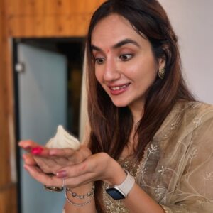 Ishpreet Dang Instagram - BAPPA IS HERE & SO DO A LOT OF POSITIVITY,HAPPINESS & LOTS & LOTS OF MODAK🤭♥️🙏

Ganpati Bappa Morya 🙏