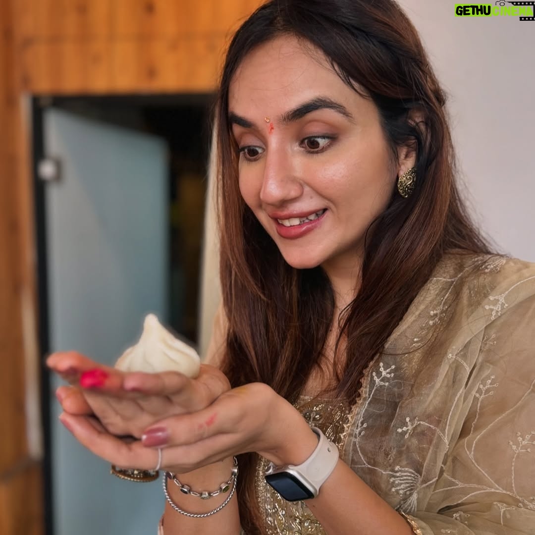 Ishpreet Dang - 35.3K Likes - BAPPA IS HERE & SO DO A LOT OF POSITIVITY,HAPPINESS & LOTS & LOTS OF MODAK🤭♥️🙏

Ganpati Bappa Morya 🙏