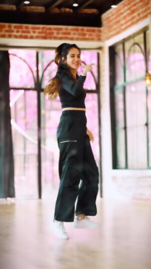 Ishpreet Dang Instagram - Thank you for 1.2 million likes & so much love on previous video 🙏♥️

#reels #dance #ishpreetdang #latlaggayi #instagram