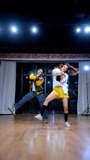 Ishpreet Dang Instagram - Bom Diggy Craze Is On ✌️

Superb Choreography @tejasdhoke11 

#dance #instagood #ishpreetdang #tejpreet #reels #dancer #bollywood #trending
