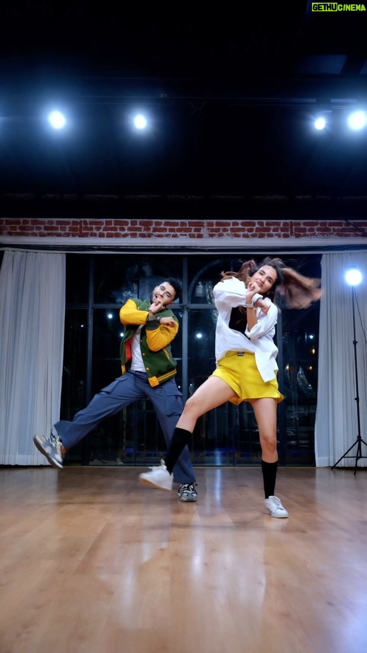 Ishpreet Dang - 64K Likes - Bom Diggy Craze Is On ✌️

Superb Choreography @tejasdhoke11 

#dance #instagood #ishpreetdang #tejpreet #reels #dancer #bollywood #trending