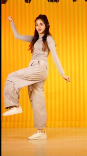 Ishpreet Dang Instagram - Adding some new colours in life 💛

DC @tejasdhoke11 
Location  @qystudios_ 

#dance #reels #instagood #instagram #ishpreetdang