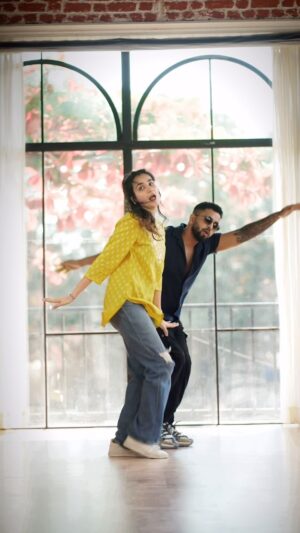 Ishpreet Dang Instagram - Wait for the Last step !!

Hopping on trend #Tejpreet style !
#hitalakakaribedamava #trending