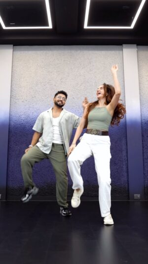 Ishpreet Dang Instagram - Ishq De Shot Nachde 💥💥
@dhvanibhanushali22 @aashimgulati @akshayandip #IshqDeShot #trending #tejpreet