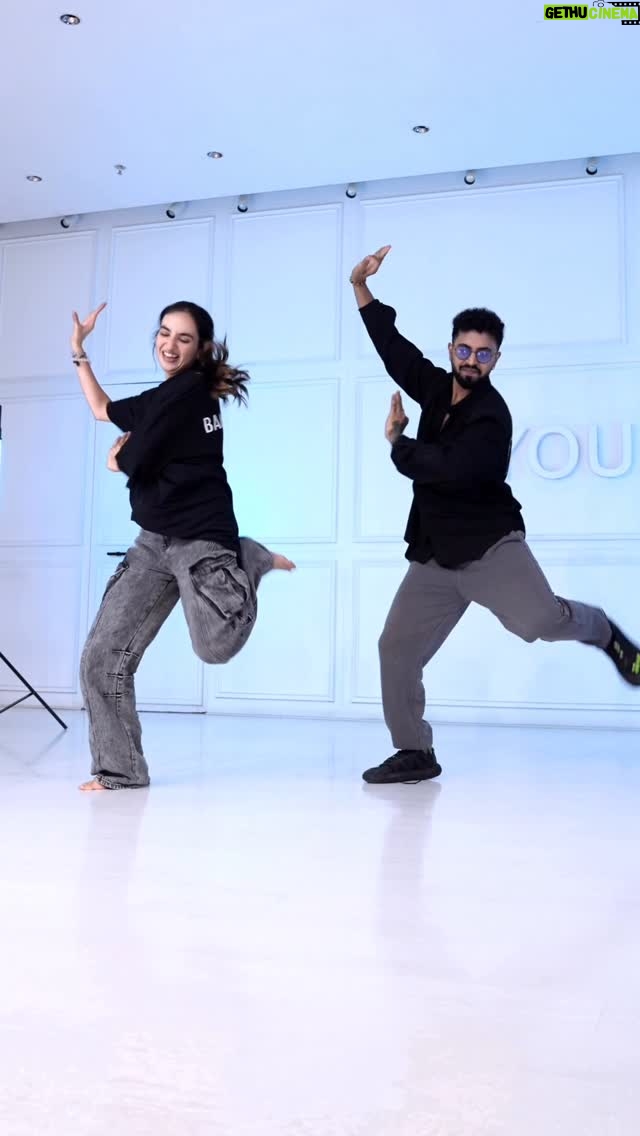 Ishpreet Dang - 161.9K Likes - First Practice for #Sapphire . @tejasdhoke11 slaying with the Hook ! Let’s comment so we complete the choreography 

#dance #trending #tejpreet