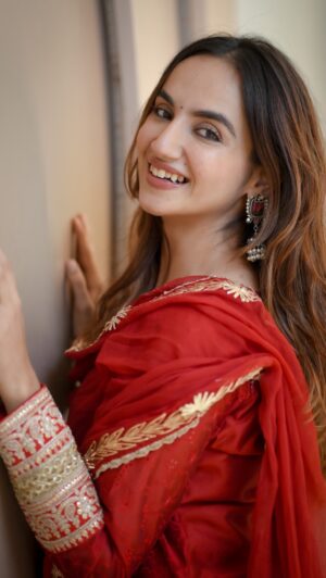 Ishpreet Dang Instagram - Red – the color of love, power, and devotion. May Maa Durga bless us all. ♥️
#Navratriday6 #NavratriCelebration #festival #instagram #instagood #instagram #red #dance #garba
