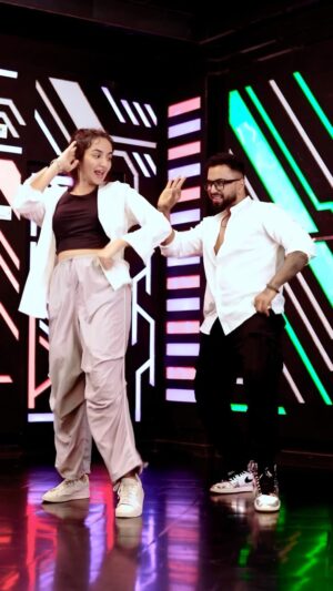 Ishpreet Dang Instagram - Comment TUTORIAL if u want me to create Tutorial for this ! 

#gulabisadi #tejpreet #dance
