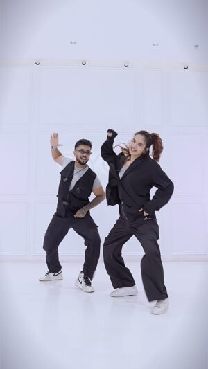 Ishpreet Dang Instagram - #Bomdiggy 🧿
This was our first viral song in 2018 on YT . Can this be the same on Instagram this year ?
With my fierce @ishpreet_dang 🔥
#trending #tejpreet #dance