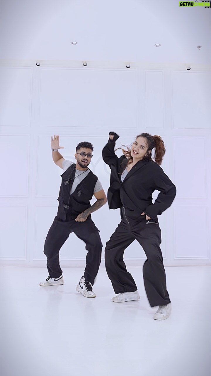 Ishpreet Dang - 285.9K Likes - #Bomdiggy 🧿

This was our first viral song in 2018 on YT . Can this be the same on Instagram this year ? 

With my fierce @ishpreet_dang 🔥

#trending #tejpreet #dance