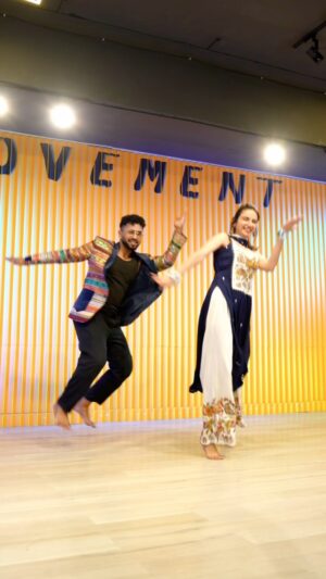 Ishpreet Dang Instagram - Don’t miss the end 🤭
Do you guys want full choreo on this song?????
Choreography by @tejasdhoke11 

#dance #garba #vibe #instagood #festiveseason #navratri #ishpreetdang #instagram #style