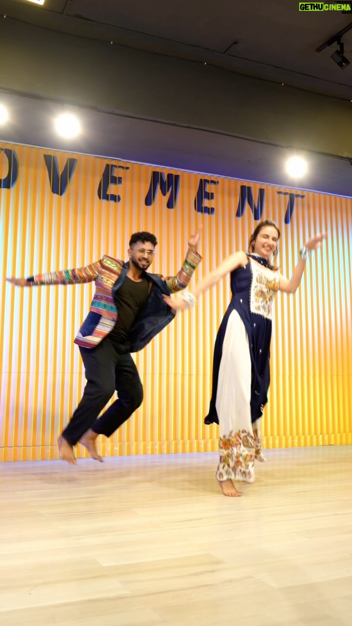 Ishpreet Dang - 51.1K Likes - Don’t miss the end 🤭
Do you guys want full choreo on this song?????
Choreography by @tejasdhoke11 

#dance #garba #vibe #instagood #festiveseason #navratri #ishpreetdang #instagram #style
