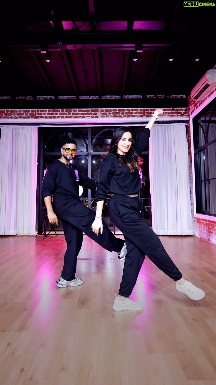 Ishpreet Dang - 106.2K Likes - Making some #BUZZ 

Teaching this Across the Country ! 
Ajao boss . Dance karege !

India Tour Details - WhatsApp 8530001276
#tejasdhoke #ishpreetsang #dance #trendy