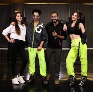 Ishpreet Dang Instagram - Ok Here’s my small journey..♥️
The limit is up to 10 photos I think.. so couldn’t share all the celebrities pictures but in next post definitely will share ♥️
#throwback 

#instagood #celebrity #photography #memories #instagram #instadaily