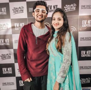 Ishpreet Dang Instagram - Ok Here’s my small journey..♥️
The limit is up to 10 photos I think.. so couldn’t share all the celebrities pictures but in next post definitely will share ♥️
#throwback
#instagood #celebrity #photography #memories #instagram #instadaily