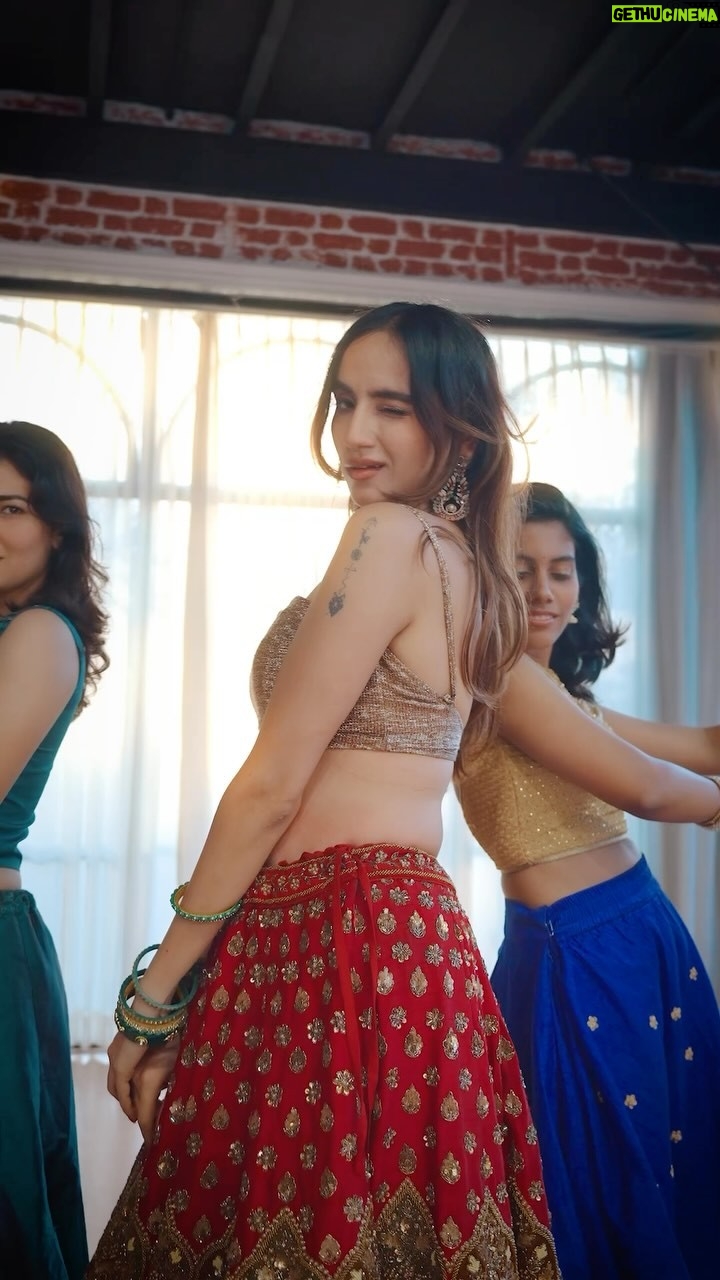 Ishpreet Dang - 40.5K Likes - Apna Bana Le Mujhe ♥️

@arjunkapoor @rakulpreet @bhumipednekar @realharshgujral #MudassarAziz @jackkybhagnani @jjustmusicofficial

Video Shot by @akash.yadav7245 
Directed by @tejasdhoke11 
Managed by @prafullshimpi_dancefit @samu_lama9_dancefit