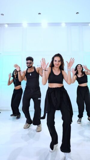 Ishpreet Dang Instagram - Love this style ! What vibe of a choreo @tejasdhoke11 

He is teaching this in Mumbai and many other cities so Go and learn Now . Details @livedancefit 

Location @byou.in