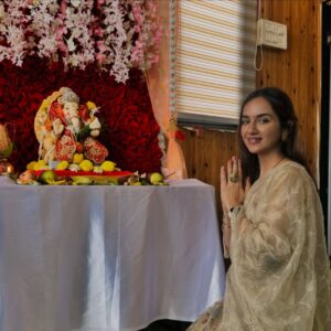 Ishpreet Dang Instagram - BAPPA IS HERE & SO DO A LOT OF POSITIVITY,HAPPINESS & LOTS & LOTS OF MODAK🤭♥️🙏

Ganpati Bappa Morya 🙏