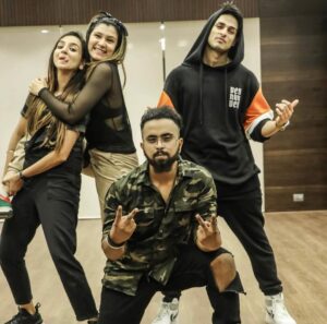 Ishpreet Dang Instagram - Ok Here’s my small journey..♥️
The limit is up to 10 photos I think.. so couldn’t share all the celebrities pictures but in next post definitely will share ♥️
#throwback 

#instagood #celebrity #photography #memories #instagram #instadaily