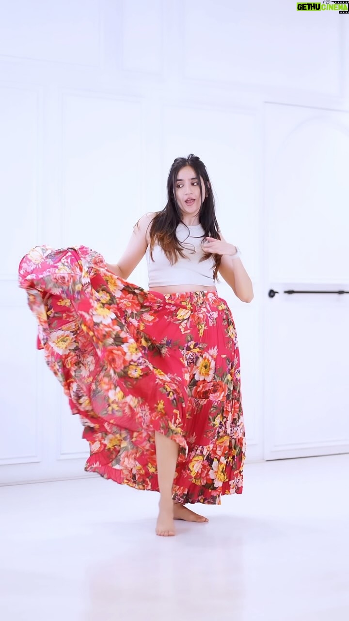 Ishpreet Dang - 68.4K Likes - Which is your favourite song Kajra re or Ghagra???

#reels #bollywood #dance #ishpreetdang #instagram