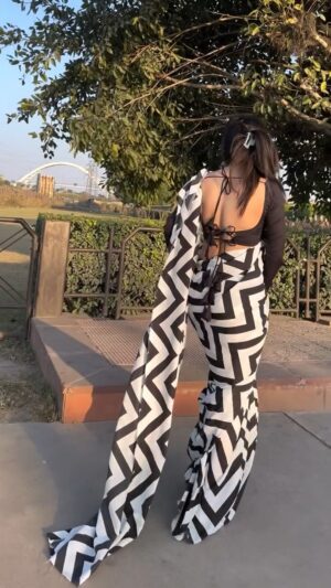 Ishu Kashyap Instagram - Kesi lg rahi hu.!??👀🌚
.
.
.
.
.
.
#reels #instagood #trendingreels #reelsinstagram #reelkarofeelkaro #fyp #explore