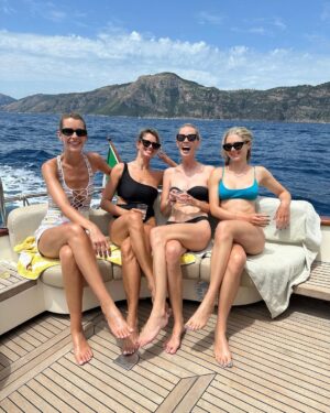 Ivana Mrázová Instagram - Sunset views, lifelong friends, and a birthday we won’t forget.
Amalfi, you were a dream 🌅 ❤️