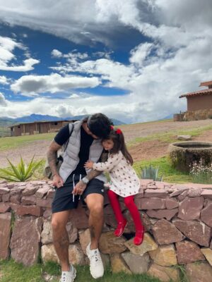 Ivana Yturbe Instagram - Feliz dĆa del padre al mejor papĆ” del mundo. Una de las cosas que mĆ”s me enamoraron de ti fue esta faceta tuya š Gracias por cuidarnos por amarnos y por siempre estaršš¾ Sin ti nada serĆa igual, tus besos son nuestra mejor vitamina y amanecer cada dĆa contigo es algo que quiero para toda la vida š