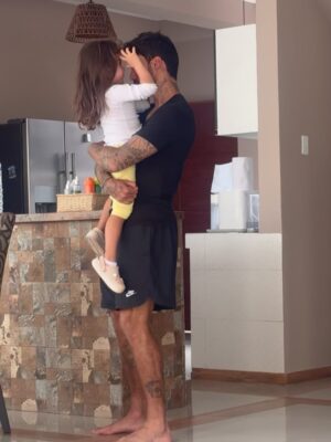 Ivana Yturbe Instagram - Feliz dĆa del padre al mejor papĆ” del mundo. Una de las cosas que mĆ”s me enamoraron de ti fue esta faceta tuya š Gracias por cuidarnos por amarnos y por siempre estaršš¾ Sin ti nada serĆa igual, tus besos son nuestra mejor vitamina y amanecer cada dĆa contigo es algo que quiero para toda la vida š