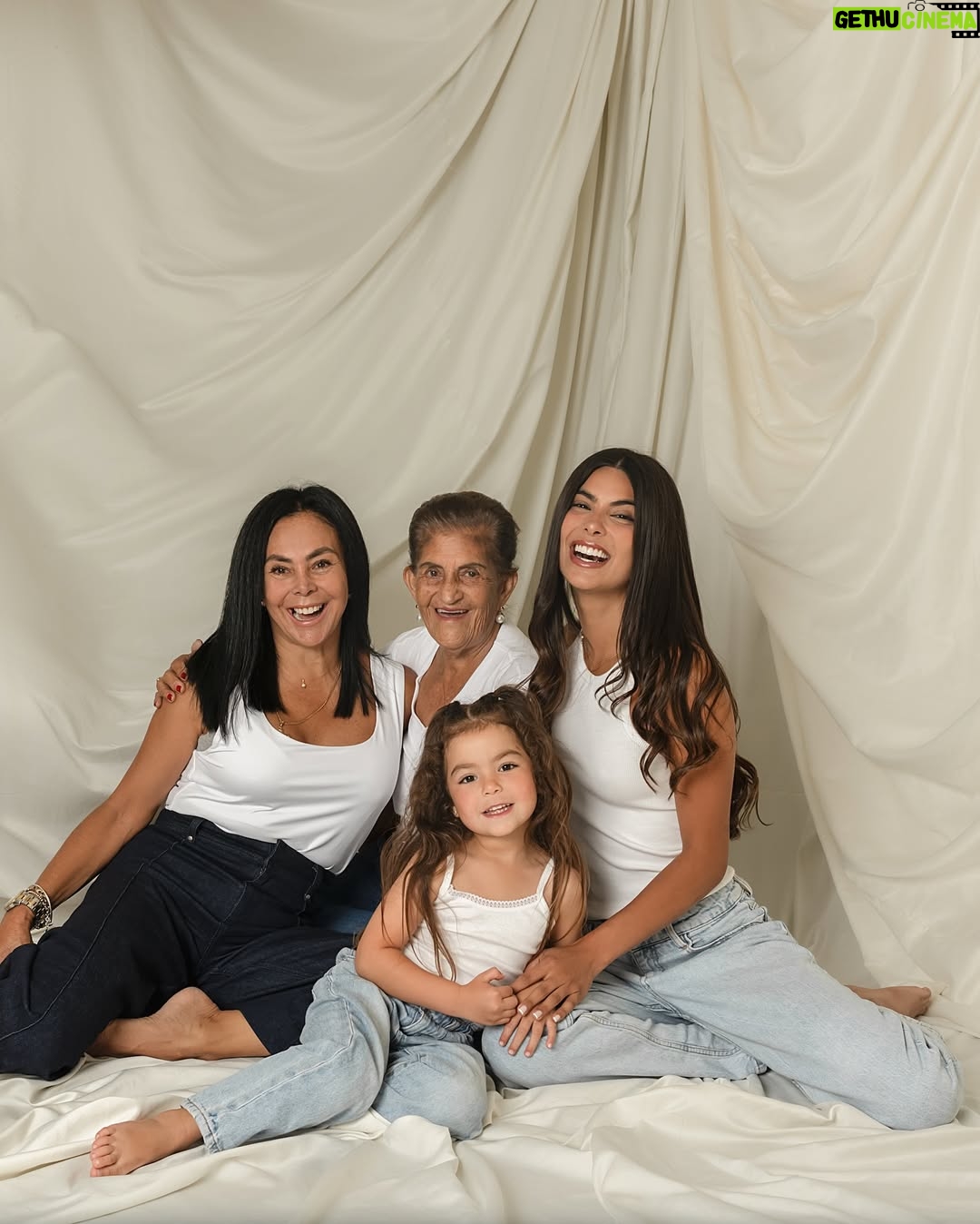 Ivana Yturbe - 90.3K Likes - 4 generaciones 🤍 Miren el videito final de este carrete, Almu ayudando a mi abuelita 🥺🤍✨