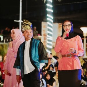 Iyeth Bustami Instagram - Bersama Gubernur Riau ABDUL WAHID dan Kapolda Riau Irjen Herry Heryawan "lestarikan Budaya Bangsa"

Ditengah kesibukan..Beliau tetap meluangkan wkt utk menyapa pelaku seni anak negri..
Dengan menghadirkan pertunjukan seni dari berbagai unsur seni yg digelar pada tiap bulan di plataran rumah Singgah Tuan Kadi..
Rumah Singgah Tuan Kadi merupakan bangunan bersejarah yang menjadi tempat persinggahan Sultan Syarif Kasim ll tatkala Sultan turun dari kapal hendak ke Pekan Baru.

Trimakasih Pak Kapolda yg turut memprakarsai perhelatan ini..semoga menjadi manfaat bagi masyarakat Riau
