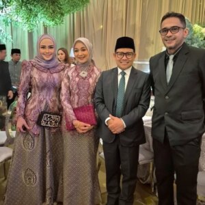 Iyeth Bustami Instagram - Msh edisi tadi malam....
Jumpa Ketum dan Ibu..,semoga sehat dan tetap jadi teladan kami, bahagia selalu💚

#muhaiminiskandar
#menkopm