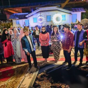 Iyeth Bustami Instagram - Bersama Gubernur Riau ABDUL WAHID dan Kapolda Riau Irjen Herry Heryawan "lestarikan Budaya Bangsa"

Ditengah kesibukan..Beliau tetap meluangkan wkt utk menyapa pelaku seni anak negri..
Dengan menghadirkan pertunjukan seni dari berbagai unsur seni yg digelar pada tiap bulan di plataran rumah Singgah Tuan Kadi..
Rumah Singgah Tuan Kadi merupakan bangunan bersejarah yang menjadi tempat persinggahan Sultan Syarif Kasim ll tatkala Sultan turun dari kapal hendak ke Pekan Baru.

Trimakasih Pak Kapolda yg turut memprakarsai perhelatan ini..semoga menjadi manfaat bagi masyarakat Riau