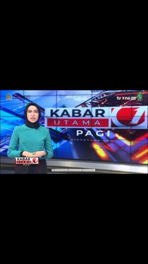 Iyeth Bustami Instagram - Anggota Komisi XII DPR RI, Iyeth Bustami, S.H., bersama Direktur Distribusi PT PLN, Adi Priyanto, melakukan kunjungan kerja langsung ke PLTD Desa Pangkalan Batang, Bengkalis, Riau (12/06/2025). Kunjungan ini merupakan langkah serius untuk mengawal dan mempercepat realisasi proyek strategis yang telah lama dinantikan: penyambungan listrik Pulau Bengkalis ke jaringan utama Sumatera melalui kabel bawah laut. Ini adalah bukti komitmen kuat pemerintah pusat dan PLN untuk memastikan pemerataan infrastruktur energi di wilayah kepulauan.

Selama ini, masyarakat Pulau Bengkalis bergantung pada Pembangkit Listrik Tenaga Diesel (PLTD) yang memiliki biaya operasional tinggi dan risiko gangguan yang lebih besar. Proyek kabel bawah laut ini akan menjadi solusi jangka panjang untuk menyediakan listrik yang lebih stabil, andal, dan efisien. “Kami tidak ingin program kabel bawah laut ini hanya menjadi janji. Hari ini kami hadir bersama PLN untuk mempercepat realisasi dan memastikan bahwa Bengkalis segera terhubung dengan jaringan listrik yang lebih stabil dan efisien,” tegas Iyeth Bustami di sela-sela kunjungannya.

Kunjungan ini membawa harapan baru bagi seluruh masyarakat Bengkalis. 
Dengan terhubungnya ke jaringan utama, pasokan listrik yang andal tidak hanya akan meningkatkan kenyamanan hidup sehari-hari, tetapi juga membuka akses layanan digital yang lebih luas dan mendorong pertumbuhan ekonomi di daerah. Mari kita dukung dan doakan agar proyek vital ini dapat segera terlaksana dan memberikan manfaat sebesar-besarnya bagi warga Bengkalis dan sekitarnya.

#IyethBustami #KomisiXIIDPRRI #PLN #KelistrikanUntukSemua #EnergiBerkeadilan #Bengkalis #Riau #Infrastruktur #PembangunanRiau