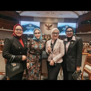 Iyeth Bustami Instagram - Rapat Paripurna
Pengesahan Perubahan Undang Undang BUMN dilanjut agenda FPCI "Climate Bridge Series with Policymakers" terkait isu" perubahan iklim global warming