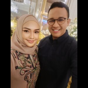 Iyeth Bustami Instagram - seakan mengerti apa yg ingin ku ucapkan..,Beliau menjwbnya dgn senyum..,bahasa hati..dari hati ke hati.
Sehat selalu Pak Anies 🤍
