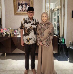 Iyeth Bustami Instagram - Mentri Pelindungan Pekerja Migran Indonesia Mas Karding
Sekian lama tak berjumpa..sekalinya jumpa buka puasa bersama..
Ikut senang dan berbangga hati..kini Beliau dah jadi Mentri..
Sukses terus Mas Karding..semoga sehat dan sukses selalu🙏