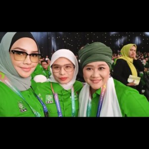 Iyeth Bustami Instagram - Puncak Harlah PKB'27
Puncak keseruan💚

#pkb
#muhaiminiskandar 
#harlahpkb27
#alhamdulilah 
#allahuakbar