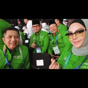 Iyeth Bustami Instagram - Puncak Harlah PKB'27
Puncak keseruan💚

#pkb
#muhaiminiskandar 
#harlahpkb27
#alhamdulilah 
#allahuakbar