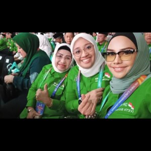 Iyeth Bustami Instagram - Puncak Harlah PKB'27
Puncak keseruan💚

#pkb
#muhaiminiskandar 
#harlahpkb27
#alhamdulilah 
#allahuakbar