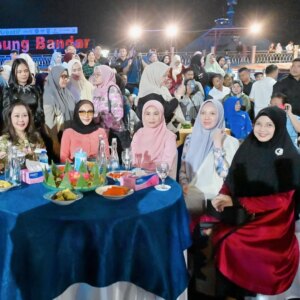 Iyeth Bustami Instagram - Bersama Gubernur Riau ABDUL WAHID dan Kapolda Riau Irjen Herry Heryawan "lestarikan Budaya Bangsa"

Ditengah kesibukan..Beliau tetap meluangkan wkt utk menyapa pelaku seni anak negri..
Dengan menghadirkan pertunjukan seni dari berbagai unsur seni yg digelar pada tiap bulan di plataran rumah Singgah Tuan Kadi..
Rumah Singgah Tuan Kadi merupakan bangunan bersejarah yang menjadi tempat persinggahan Sultan Syarif Kasim ll tatkala Sultan turun dari kapal hendak ke Pekan Baru.

Trimakasih Pak Kapolda yg turut memprakarsai perhelatan ini..semoga menjadi manfaat bagi masyarakat Riau