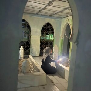 Iyeth Bustami Instagram - 🤍
Ziarah makam Papa dan Mama
Alfatihah
